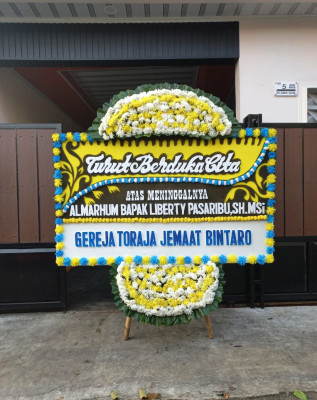 Papan Bunga Duka di Candi Laras Utara